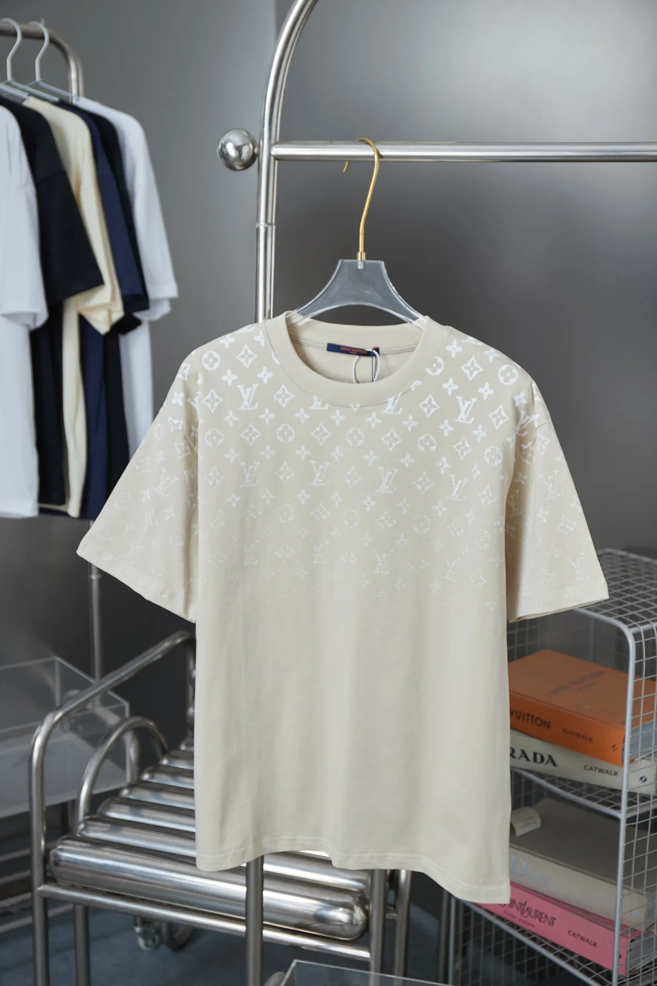 🅿️180 High-quality Lv 2025 early spring new model, MONOGRAM presbyopic gradient short-sleeved T-shirt, using digital printing technology to render pixel light and shadow for the Monogram gradient pattern, and its silk-screen texture and knitting effect complement each other. Synchronized with the official website, pure cotton fabrics at the counter! Comfortable against the skin, durable and easy to wear, meticulous original craftsmanship, custom-made 260g vat-dyed fabric, very comfortable to the touch, latest brick cabinet synchronization, OS off-shoulder version, fashionable and individual, super versatile and good-looking, very suitable for both men and women, must-have style, hang tag, collar label, washed wheat, complete with three labels S M L XL